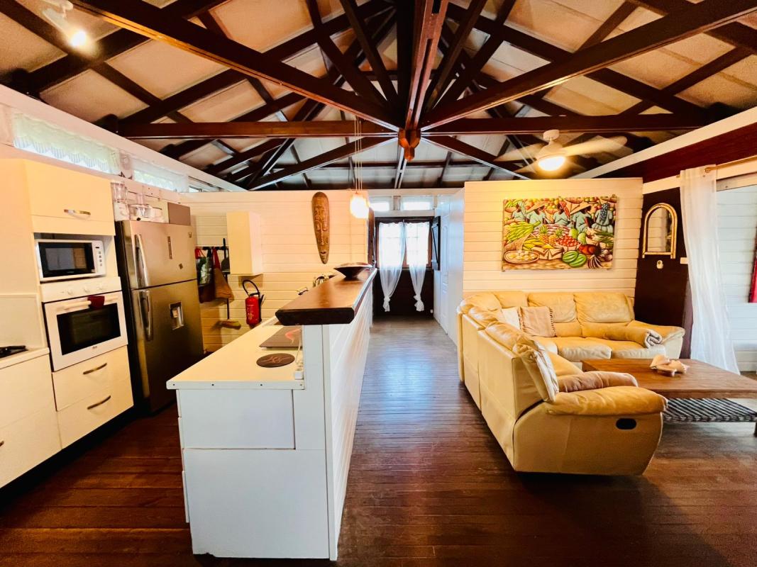 villa-avec-jacuzzi-vue-mer-tartane-caravelle - vue cuisine